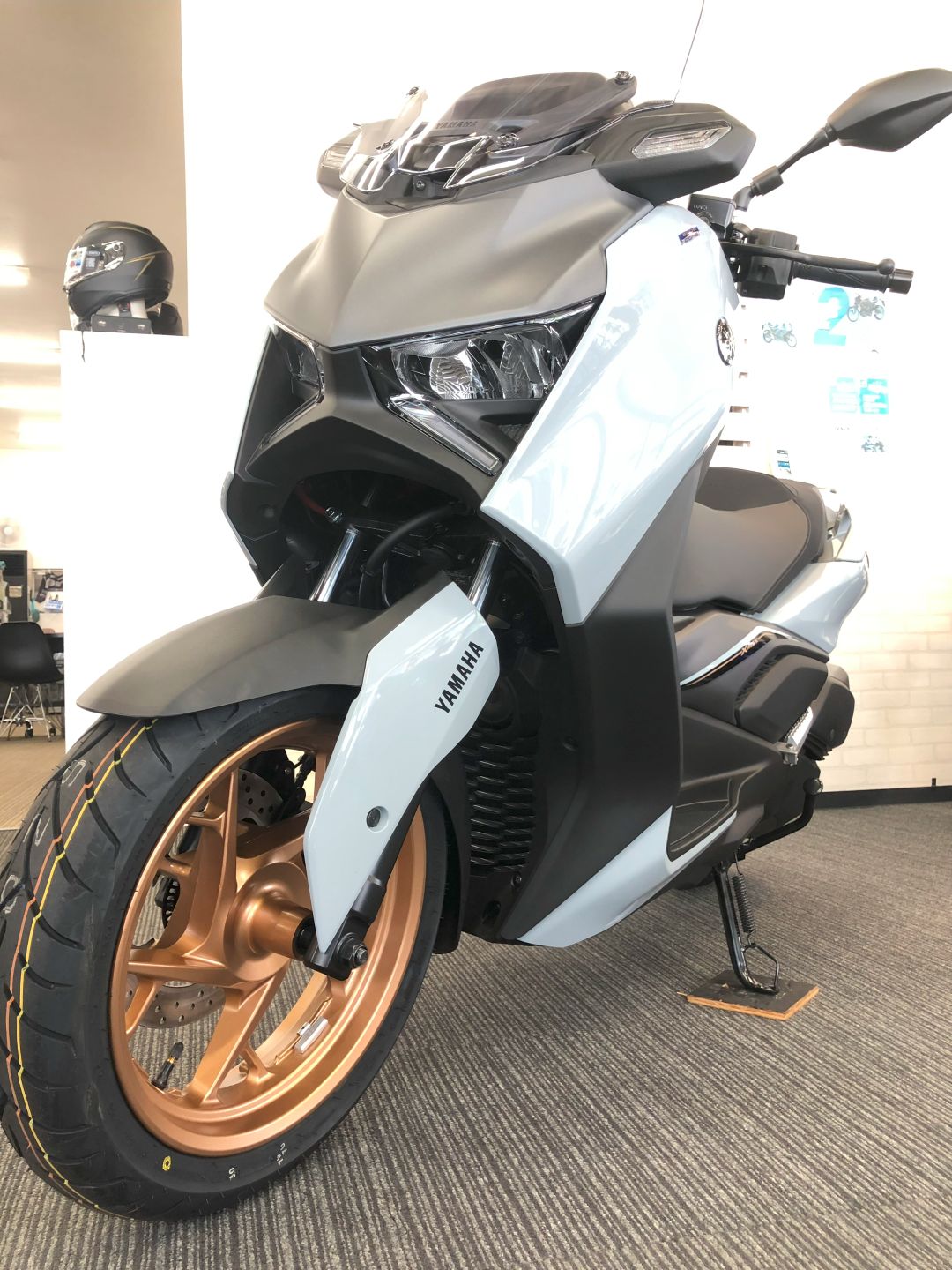 入荷情報】2025年モデル XMAX,ブルーイッシュグレーカクテル2(グレー